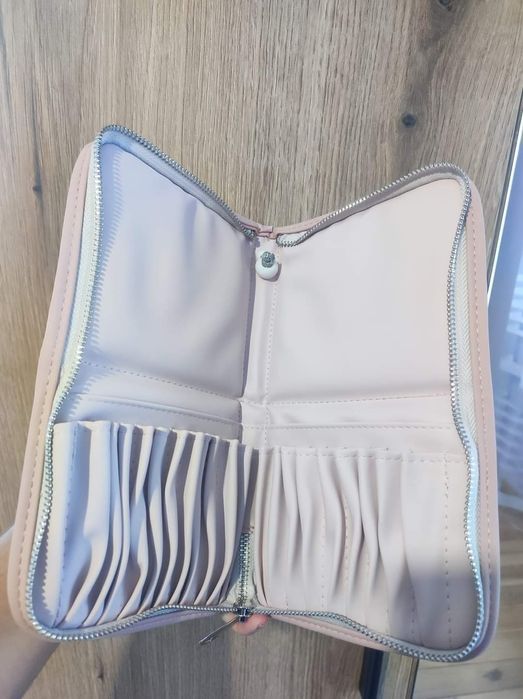 Чисто нов несесер за четки 
Цена 20лв.