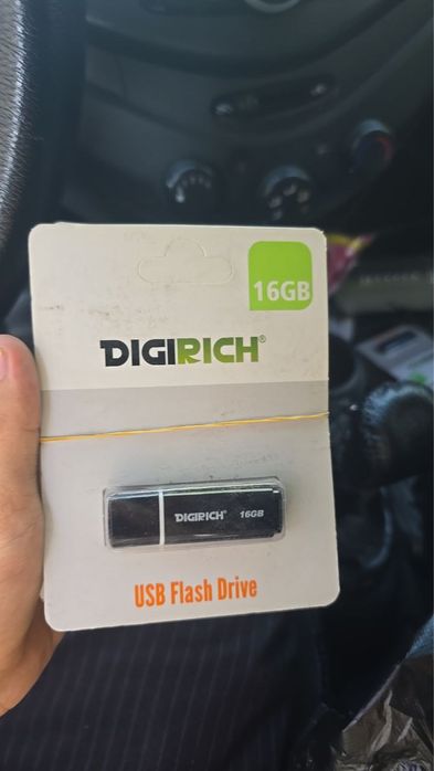 Fleshkalar sotiladi 16g, 32g, 64g, 128g,