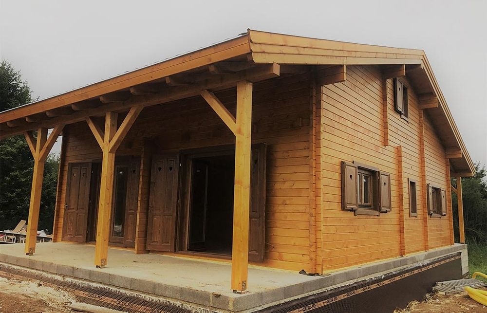 Vând și construiesc căsuțe din lemn