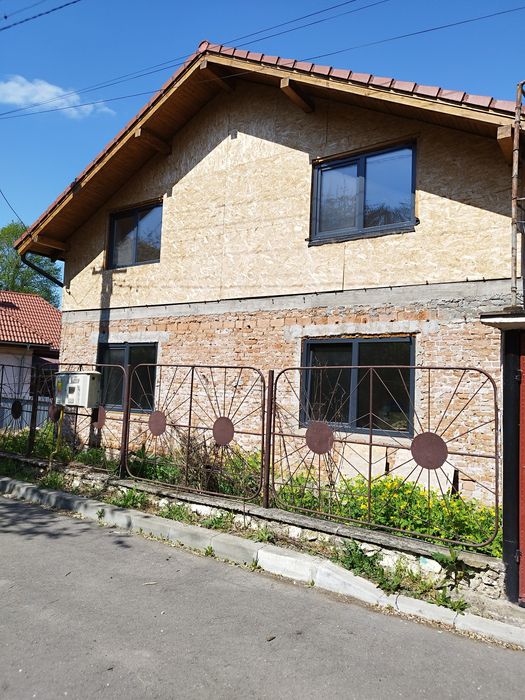 Se vinde casa la rosu