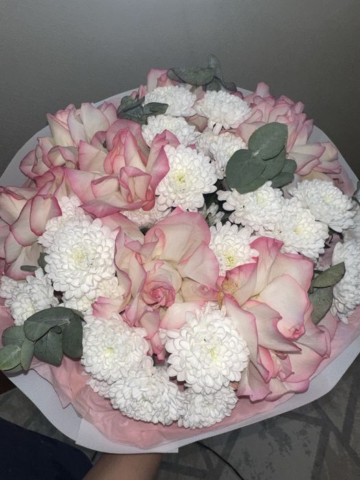 Цветы розы, хризантема