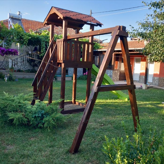 Къщичка с пързалка и люлка