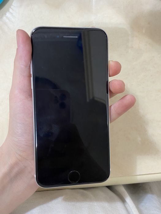 Продам айфон se 2020года