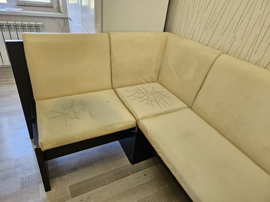 Продам угловой диван для кухни.