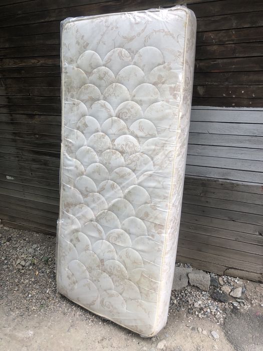 Продается кровать с матрассом