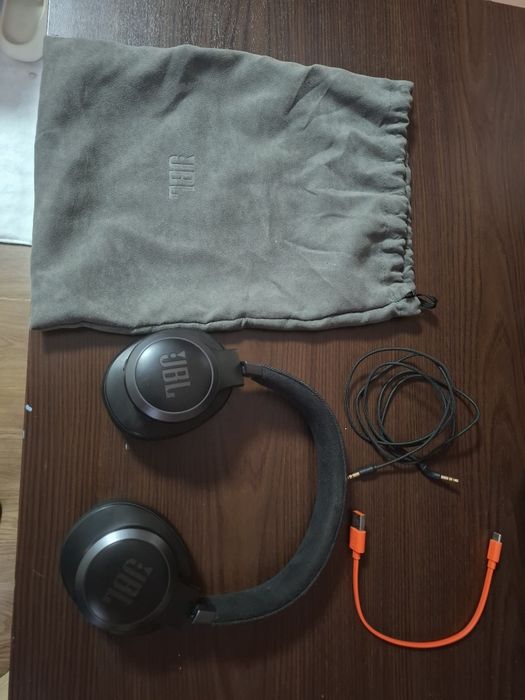 Слушалки JBL Live 770NC пълен комплект