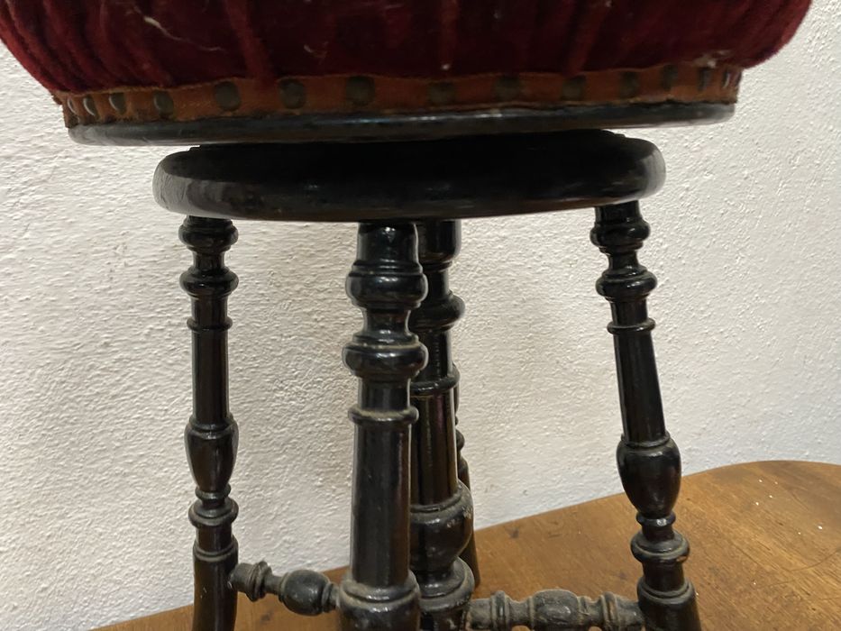 Стара френска табуретка на винт стом на винт