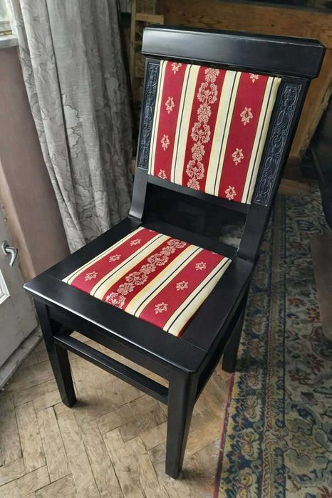 Комплект от масив столове маса и бюфет.