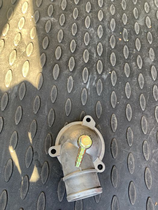 Корпус термостата мерседес