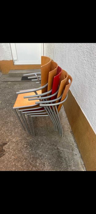 Vand scaune comode, stabile, foarte curate in stare foarte buna