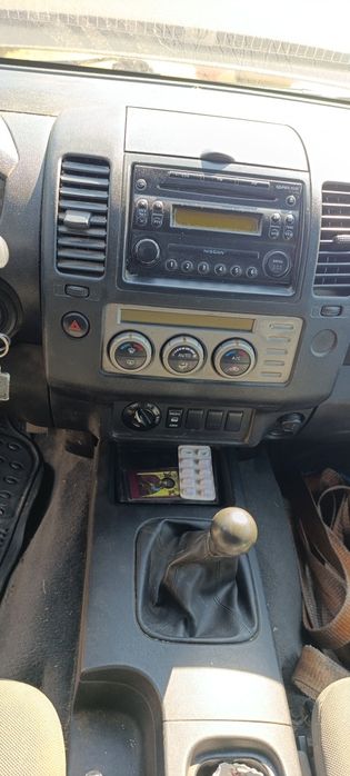 Vând Nissan Navara D40