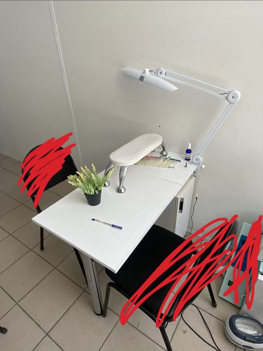 Продам стол подходит для маникюра либо для работы устойчивый и компакт