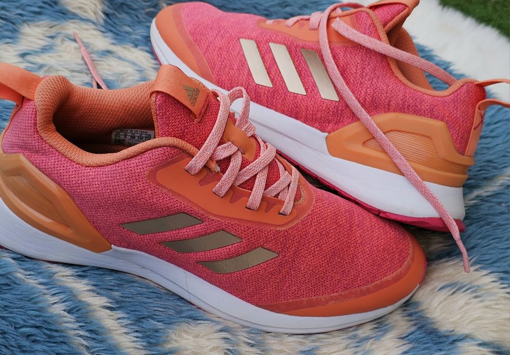 Adidas оригинални дамски маратонки  38 номер