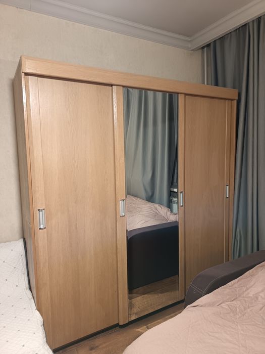 Шкаф-купе из натурального дерева