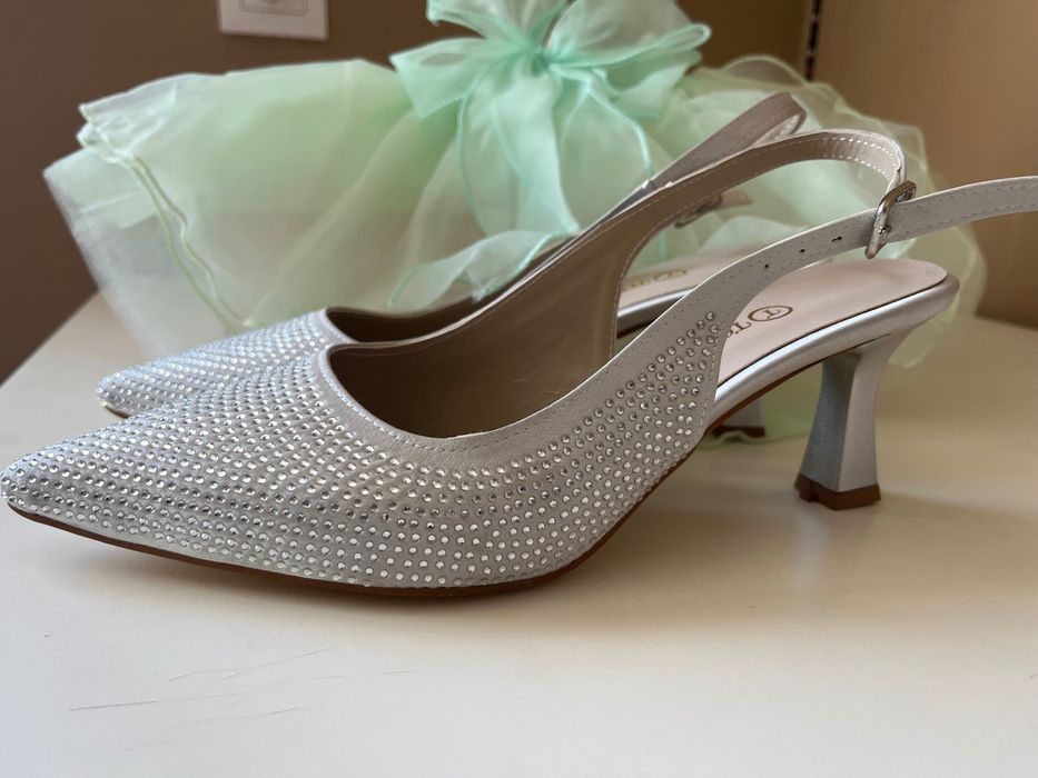 Официални обувки със сребърни камъни