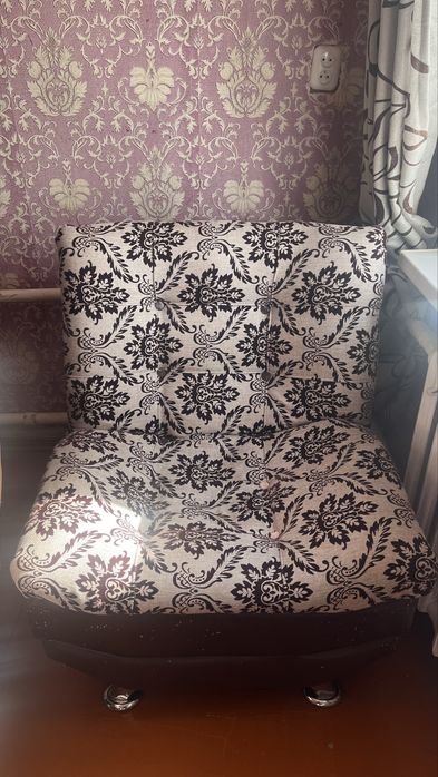 Продам 2 дивана и 2 кресла б/у.