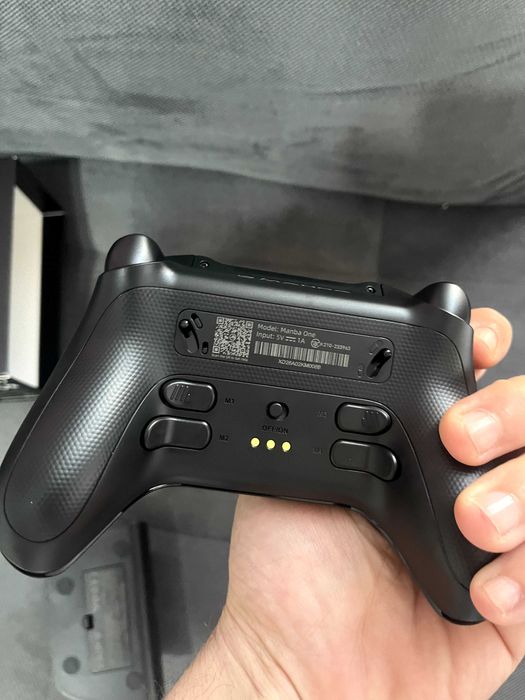 Гейминг Контролер Manba 1, Геймърски Контролер с RGB осветление и станция за зареждане - Чисто Нов
