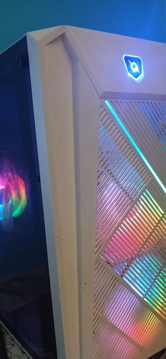 Vand pc specificatii in descriere