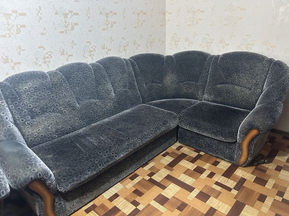 Угловой диван и коесло