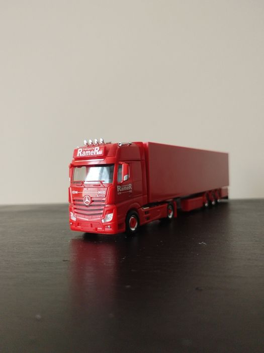 Камион Мерцедес Актрос.