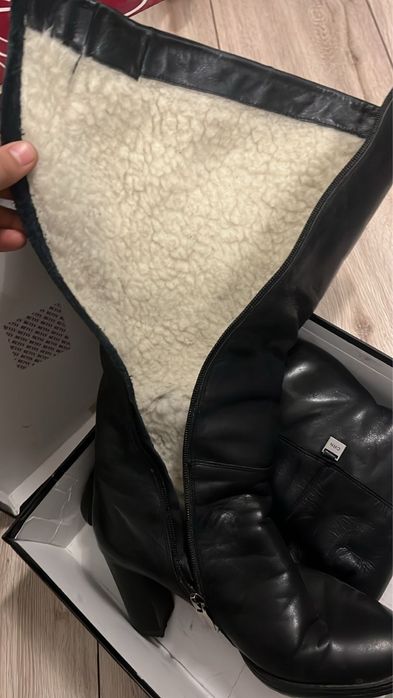 Продав женскую обувь