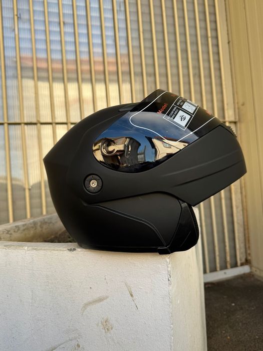 Casca flip-up cu viziera neagra si ochelari de soare negru