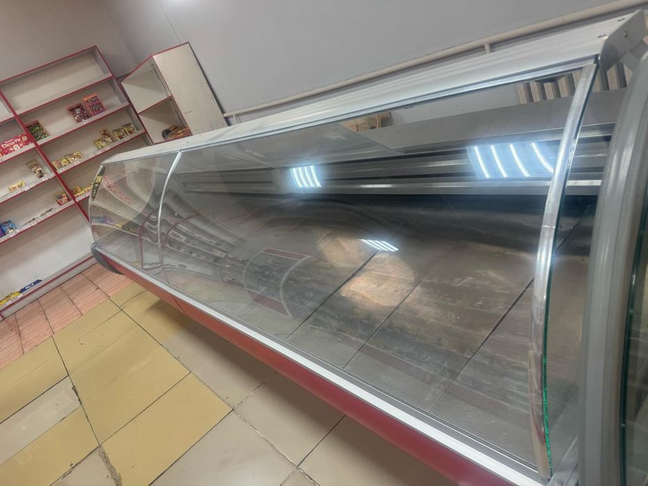 Продаю витриный холодильник