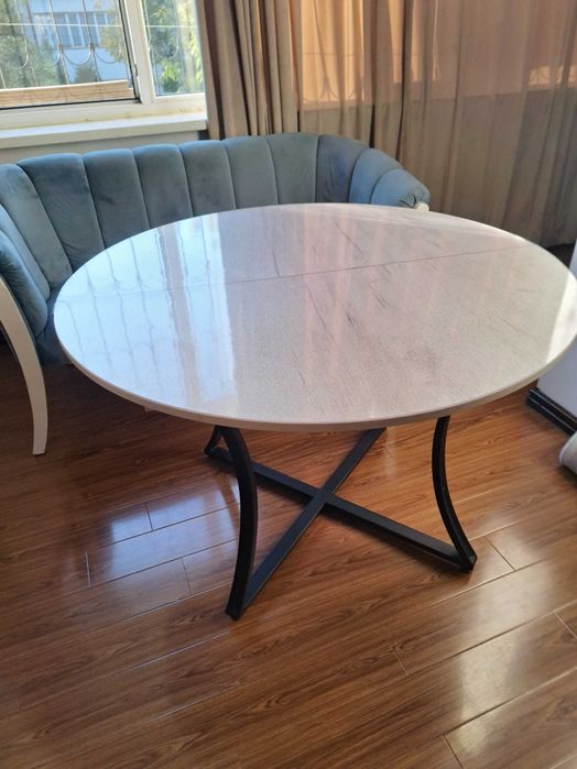 Продам красивый круглый стол, диаметр стола 110х150