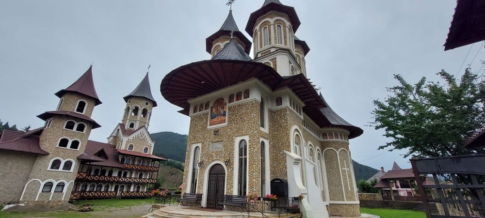 Lucrari constructii-case la rosu și la cheie-Renovări apartamente