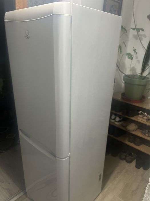 Vand frigider cu congelator