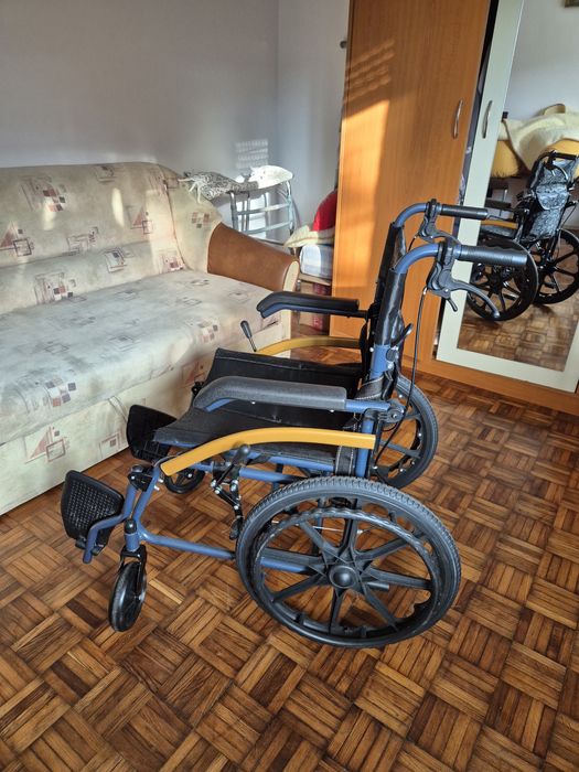 Scaun cu rotile /carucior cu rotile