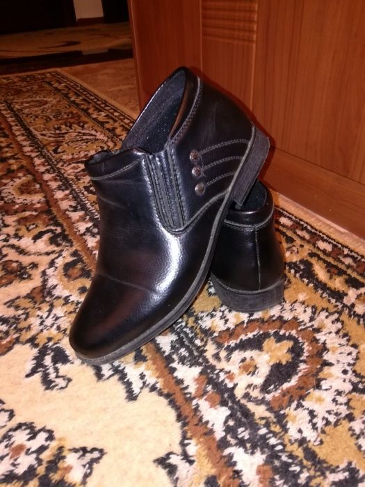 Продам туфли для мальчика.