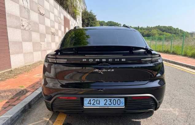 Porsche Macan EV