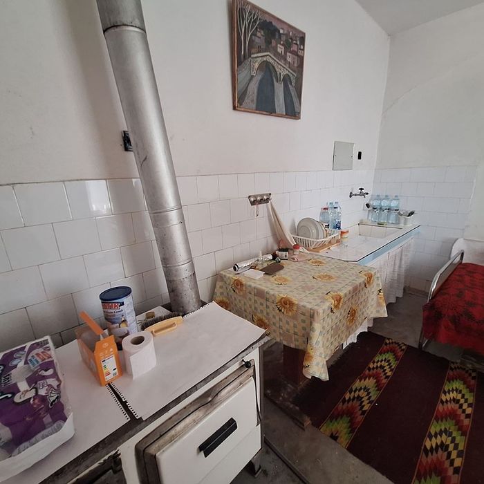 Къща в с. Пещерна! Спокойна и озеленена среда!