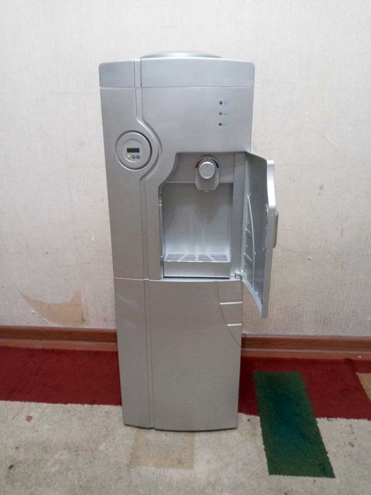 Кулер для горячий и холодный воды отличном рабочим сосотоянии!