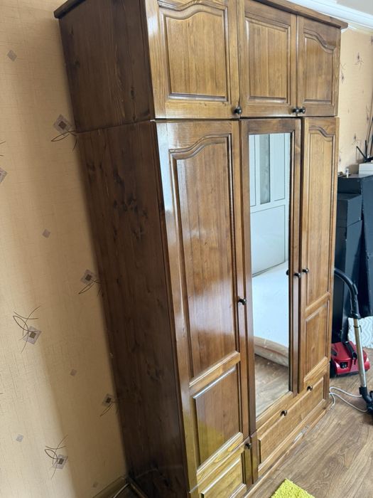 Мебели от иглолистно дърво. Спалня,гардероб и скрин. Много запазени.