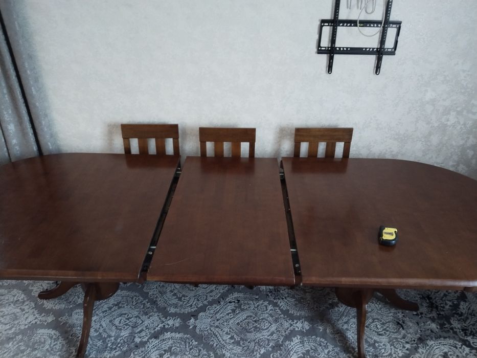 Стол для гостинной