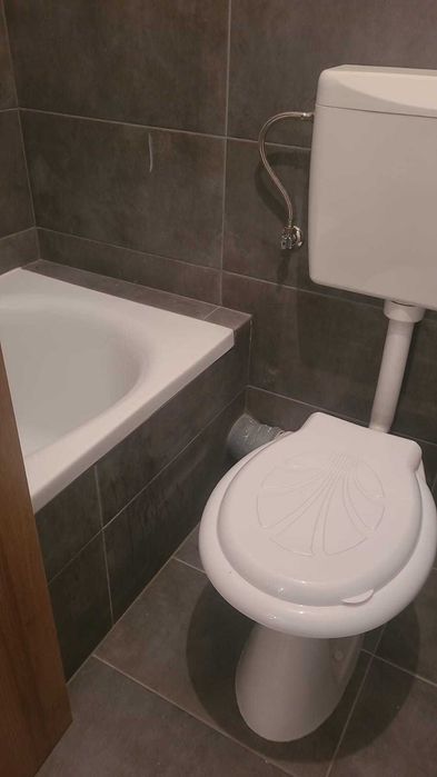 Propietar vand apartament cu 3 camere ,67mp utili ,2 baii ,balcon si parcare privata