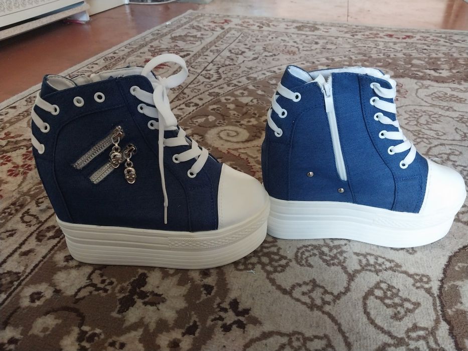 Кроссовка женская