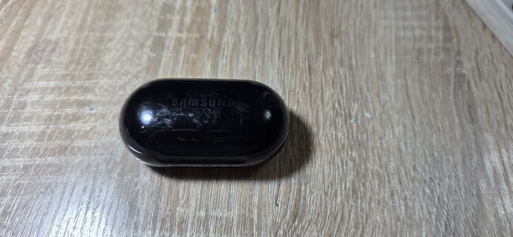 беспроводные наушники Samsung Galaxy Buds в черном цвете.