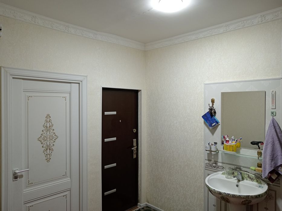 22-микрорайонда, 4 комнаталы квартира сатылады. Келисимли.