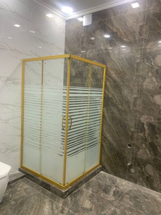 Формадағы кеуделі жапон әйелімен жыныстық қатынас