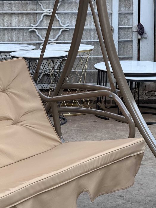 Садовая качеля с навесом на 3 места – комфорт и стиль на вашей террасе