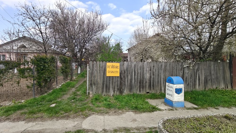 Teren intravilan + casă locuibilă – poziție centrală, Lespezi (Iași)