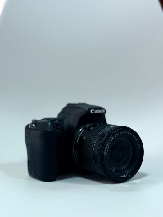 Фотокамера Canon EOS 200d