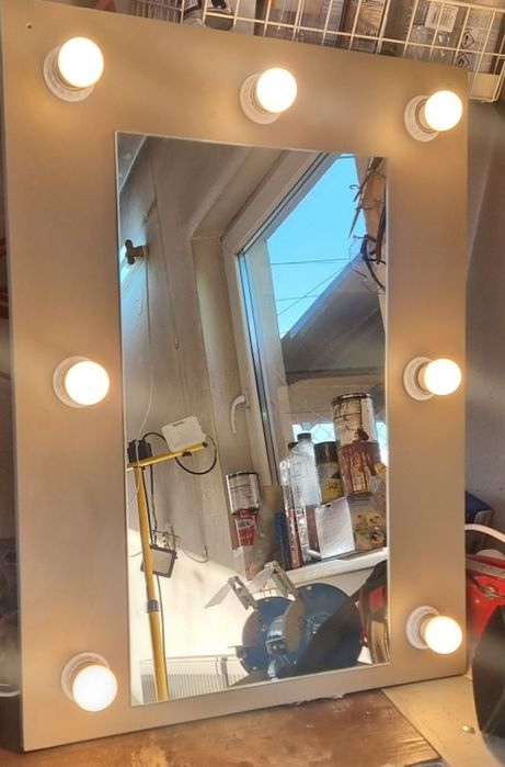 Oglinga pentru masa machiaj cu becuri