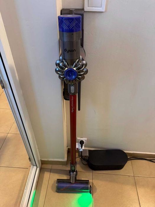 Dyson V6 Безкабелна прахосмукачка - пълен комплект + Laser