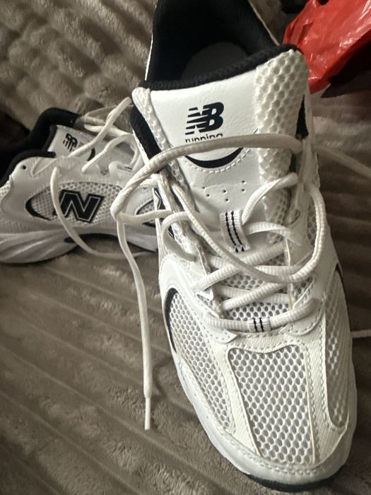 Vand adidasi new balance sunt originali ii vand de oarece imi sunt mici predare personala in onesti