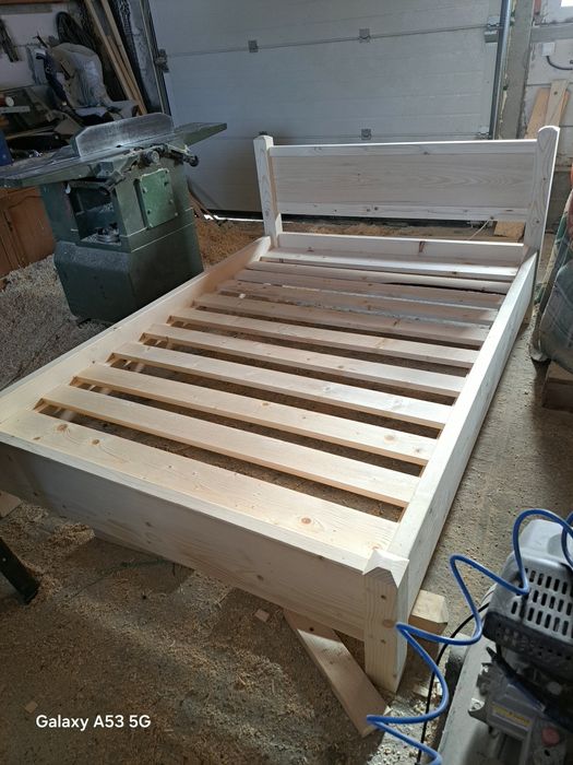Pat din lemn masiv