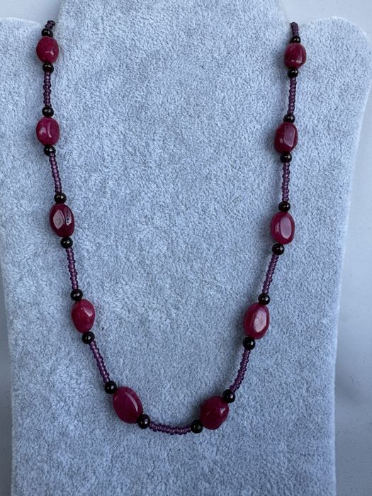Colier confectionat din rubin, granate si inchizatoare argint